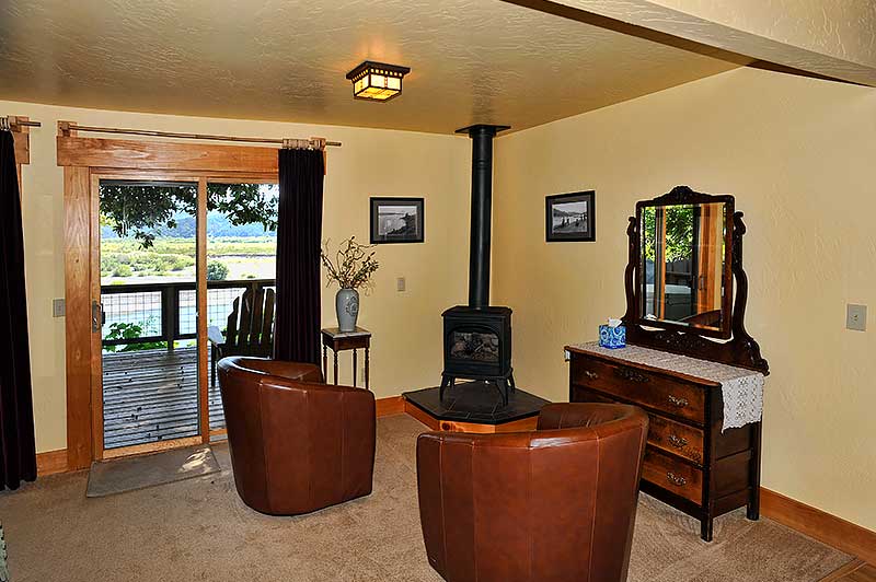 Hotels in Gold Beach Oregon Falcon's Lair Suite